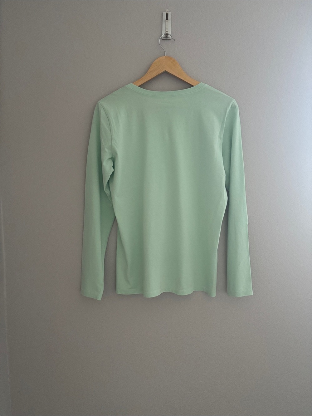 NWT Life Is Good Mint V-Neck Long Sleeve Tee Dragonfly Graphic Size M Women’s - Picture 2 of 10